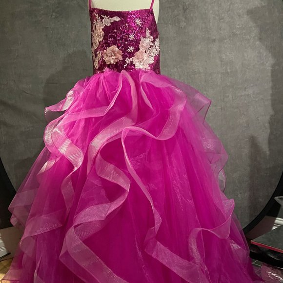 Size 8/9 Stunning Ruffle Beaded Custom Photography, Formal Gown NEW - Picture 1 of 2